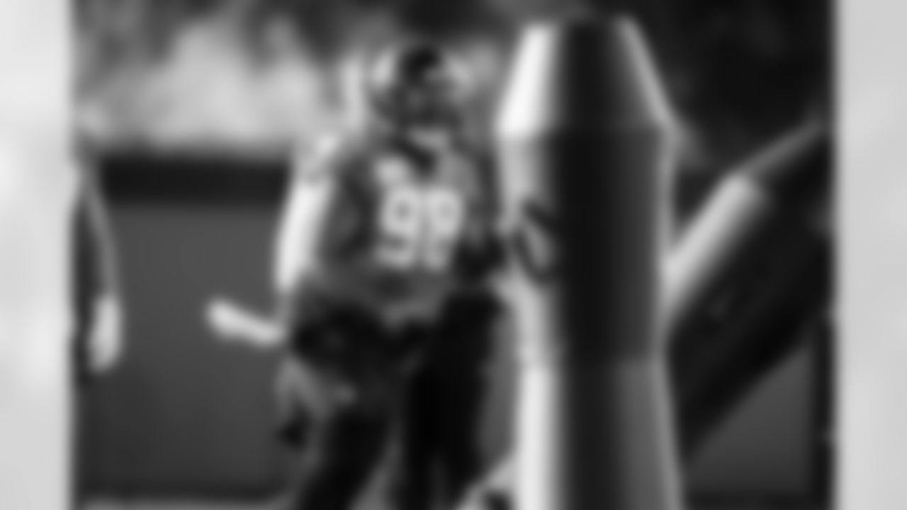 Jacksonville, Fla. — Jaguars defensive end Dawuane Smoot (98) during practice at the Miller Electric Center on December 25, 2025.