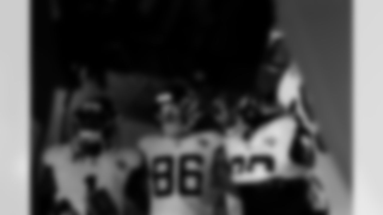 Jacksonville Jaguars vs Denver Broncos

TE Johnny Mundt (86) and TE Quintin Morris (80)