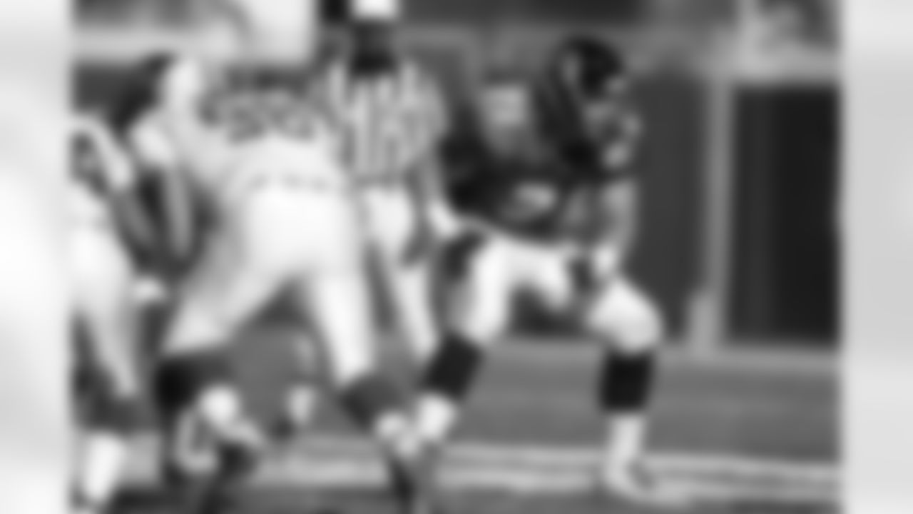 Jacksonville Jaguars tackle Tony Boselli (71) steps into action against the Indianapolis Colts in Jacksonville, FL, Dec. 10, 1995. The Colts defeated the Jaguars 41-31. (Paul Spinelli via AP)