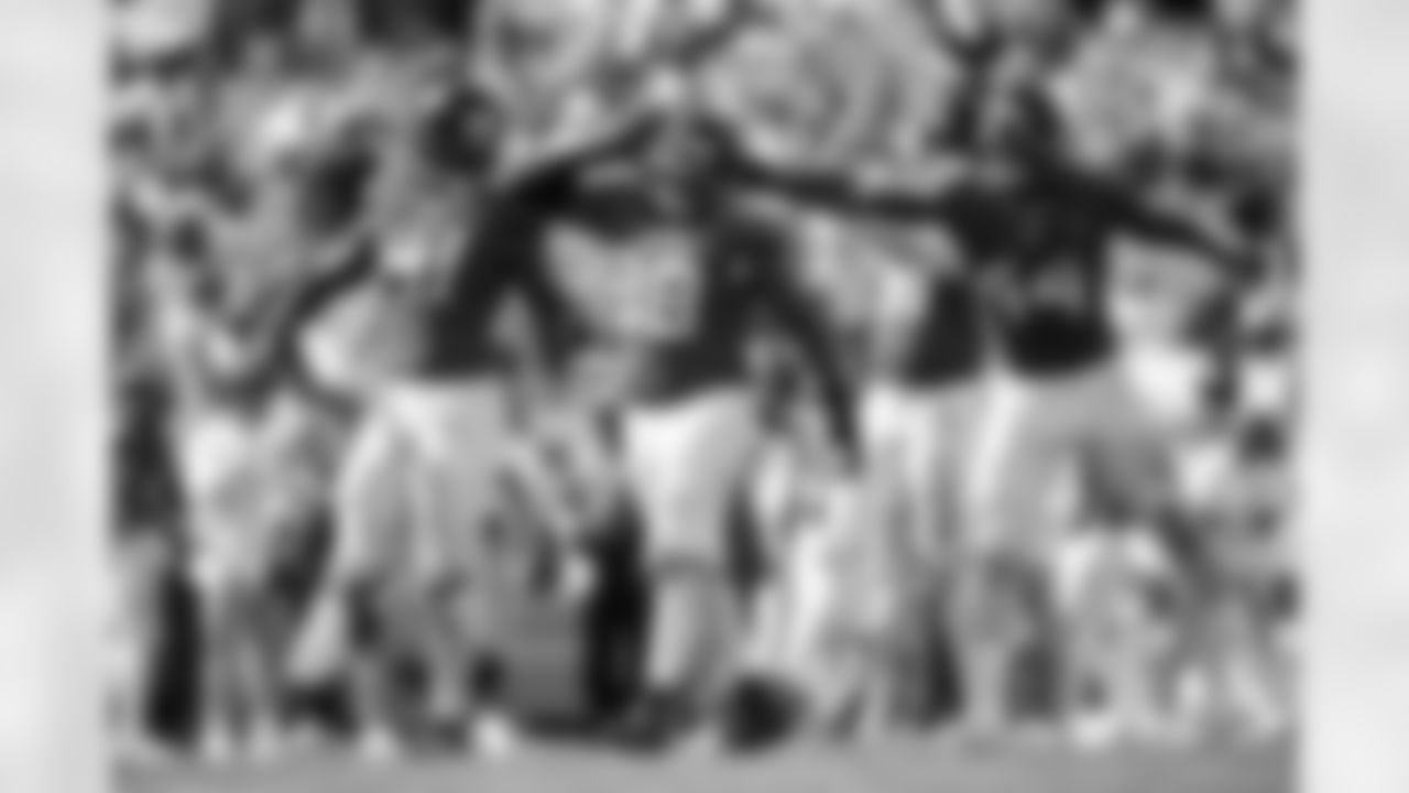 Jacksonville Jaguars vs Carolina Panthers

DEJosh Hines-Allen (41), DE Dawuane Smoot (98) and DE Travon Walker (44)