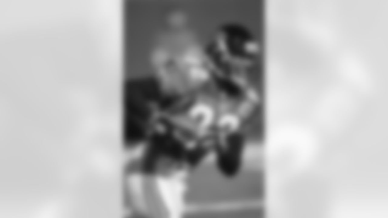 Jacksonville Jaguars wide receiver Jimmy Smith (82) carries the ball against the Indianapolis Colts in Jacksonville, FL, Dec. 10, 1995. The Colts defeated the Jaguars 41-31. (Paul Spinelli via AP)