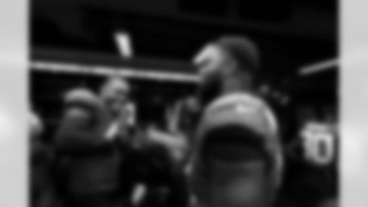 Jacksonville Jaguars vs Los Angeles Chargers
DE Josh Hines-Allen (41)