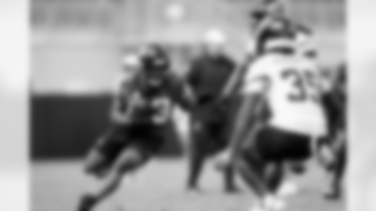 Jacksonville, Fla. — Jaguars running back Bhayshul Tuten (33) during mandatory minicamp at the Miller Electric Center on June 10, 2025.