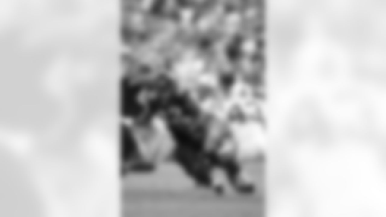 Maurice Jones-Drew #32 of the Jacksonville Jaguars runs with the ball against the Indianapolis Colts during an NFL football game on Dec. 10, 2006 in Jacksonville, Fla. The Jaguars defeated the Colts 44-17. (Joe Robbins via AP)