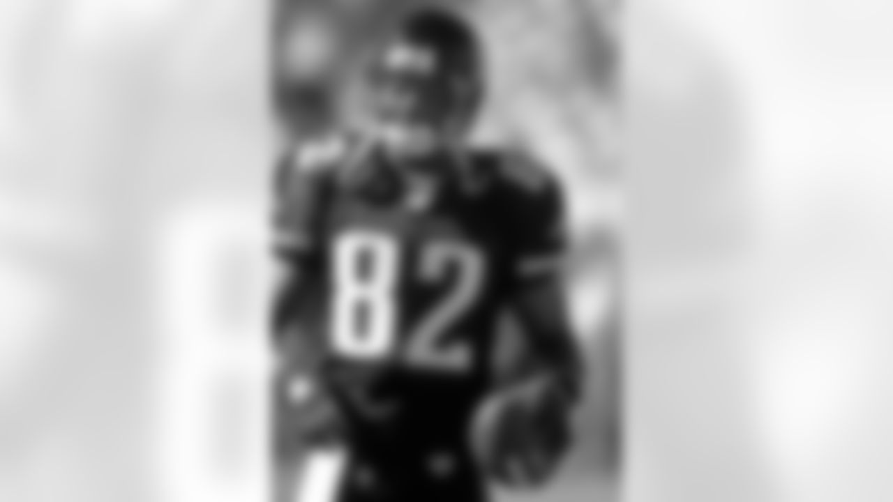 Wide receiver Jimmy Smith (82) of the Jacksonville Jaguars lwarms up for play in Jacksonville, Florida. (AP Photo / Al Messerschmidt)