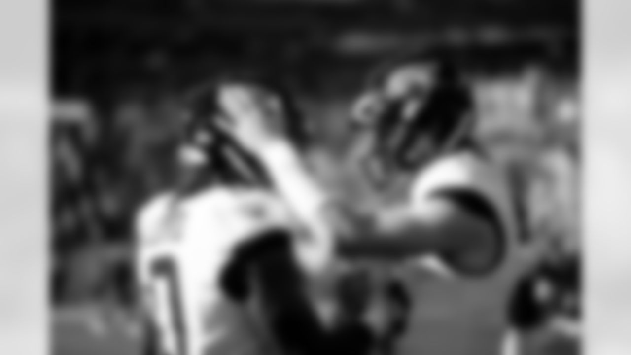 Jacksonville Jaguars vs Denver Broncos

LB Devin Lloyd (0) and QB Trevor Lawrence (16)