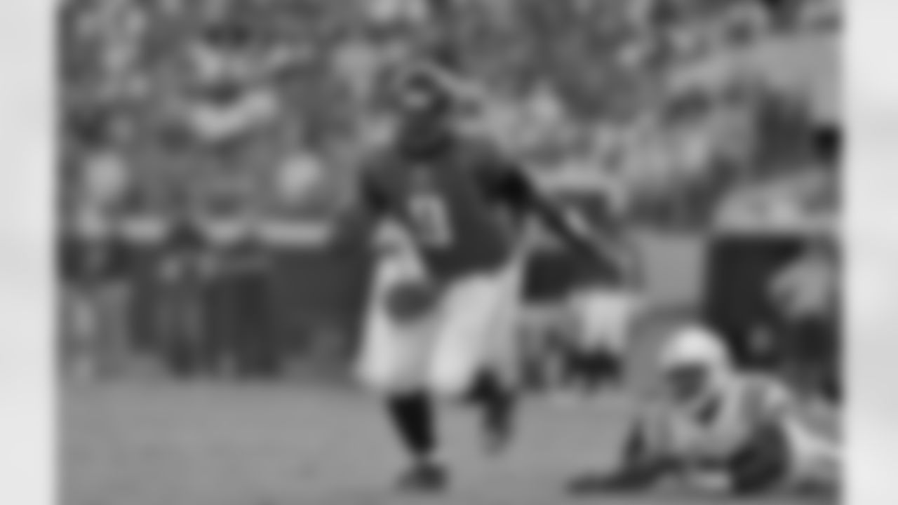 Jacksonville Jaguars quarterback David Garrard (9) eludes the tackle of Indianapolis Colts linebacker Gary Brackett (58) during a NFL football game Sunday, Oct. 3, 2010 in Jacksonville, Fla. Jacksonville beat Indianapolis 31-28 on a last second field goal. (AP Photo/Stephen Morton)