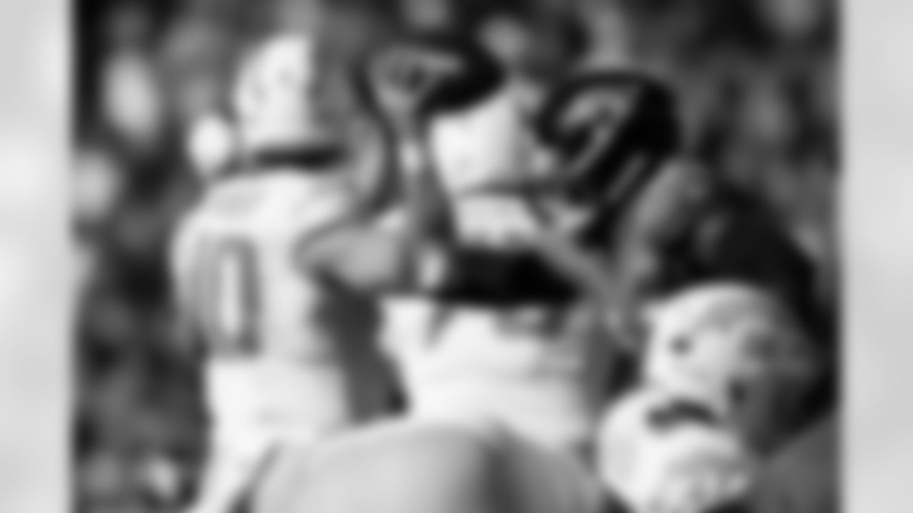 Jacksonville Jaguars vs Los Angeles Chargers
DE Travon Walker (44)