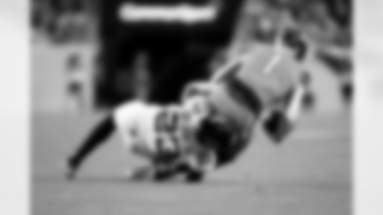 Jacksonville Jaguars vs Denver Broncos

LB Foyesade Oluokun (23)