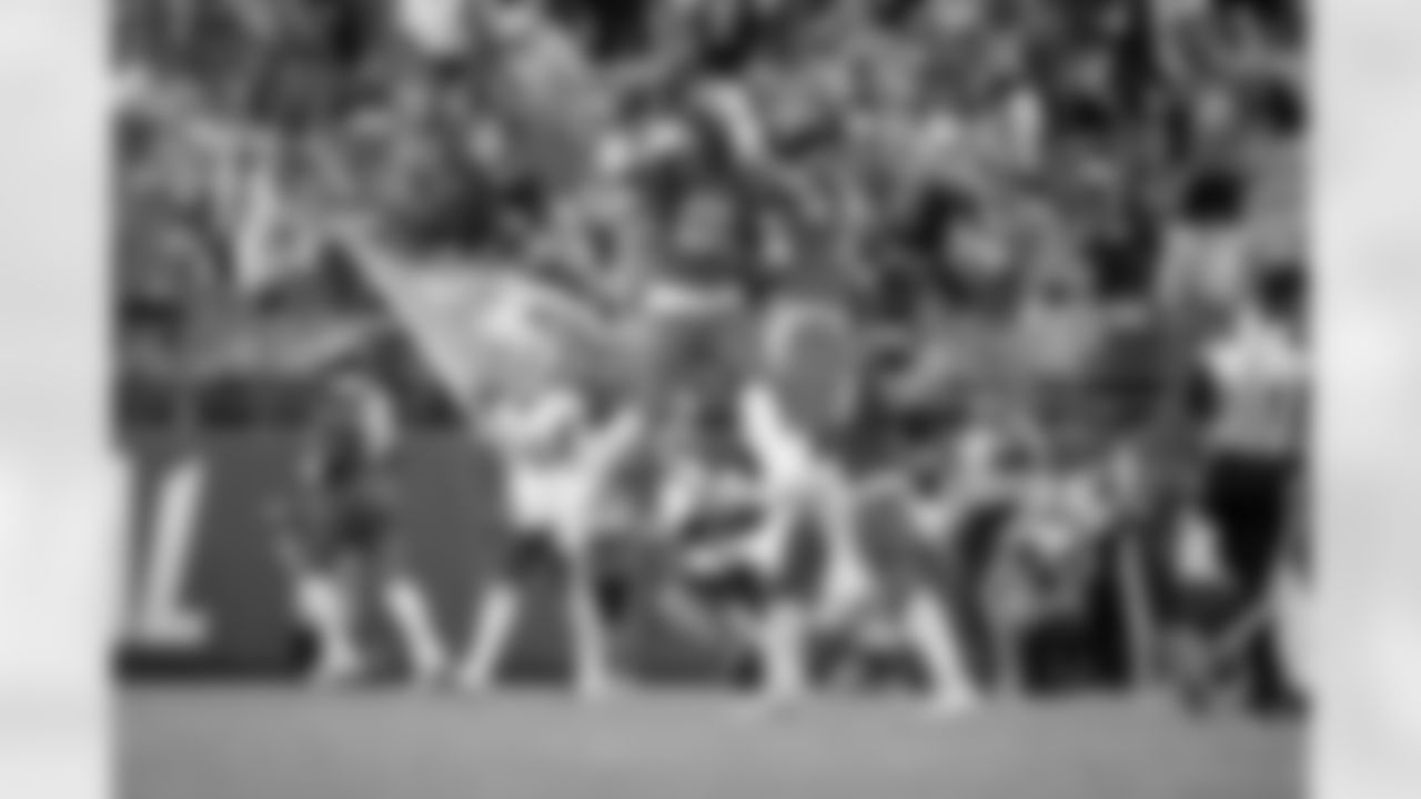 Jacksonville Jaguars vs New York Jets
TE Brenton Strange (85) and QB Trevor Lawrence (16)