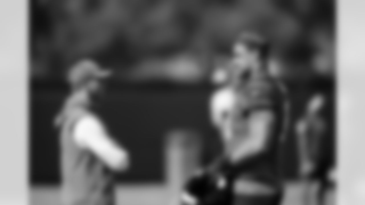 Jacksonville, Fla. — Jaguars head coach Liam Coen and defensive tackle Arik Armstead (91) during practice at the Miller Electric Center on November 20, 2025.