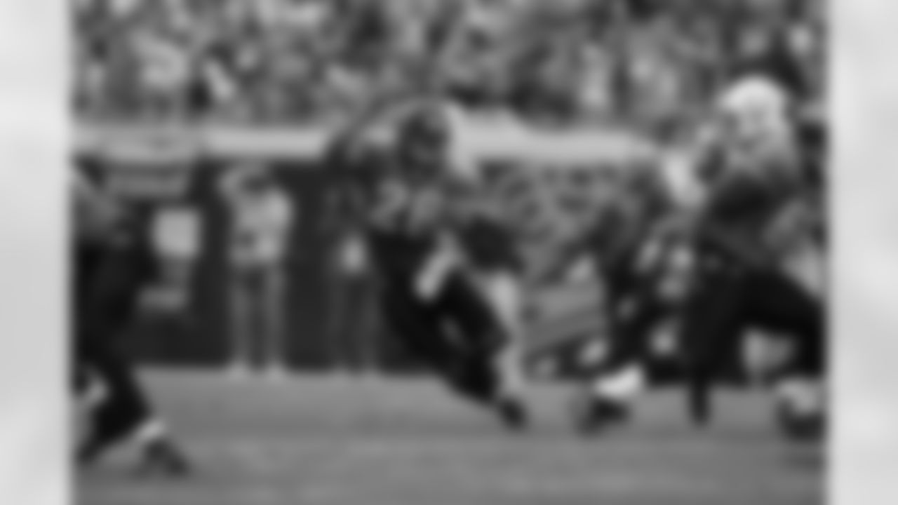 Fred Taylor #28 of the Jacksonville Jaguars runs with the ball against the Indianapolis Colts during an NFL football game on Dec. 11, 2005 in Jacksonville, Fla. The Colts defeated the Jaguars 26-18. (Joe Robbins via AP)