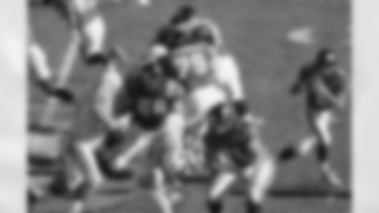 Jacksonville Jaguars quarterback Mark Brunell (8) drops back to pass against the Indianapolis Colts in Jacksonville, FL, Dec. 10, 1995. The Colts defeated the Jaguars 41-31. (Paul Spinelli via AP)