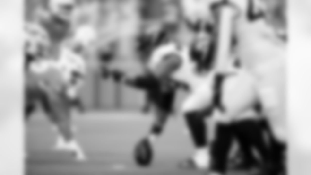 Jacksonville Jaguars vs Miami Dolphins
OL Jerome Carvin (79)