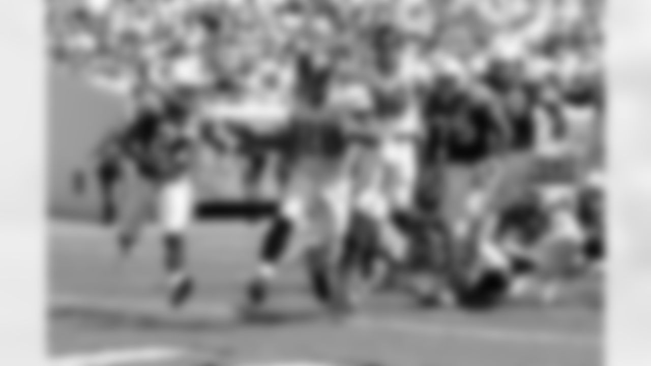 Jacksonville Jaguars running back Fred Taylor (28) rushes for a touchdown Sept. 8, 2002 in Jacksonville, Fla. The Indianapolis  Colts defeated the Jaguars 28 - 25 at Alltel Stadium to begin the regular NFL season. (Al Messerschmidt via AP)