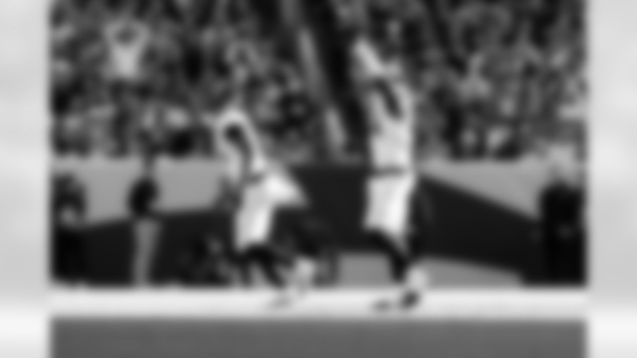 Jacksonville Jaguars vs Denver Broncos

DE Josh Hines-Allen (41) and DE Travon Walker (44)