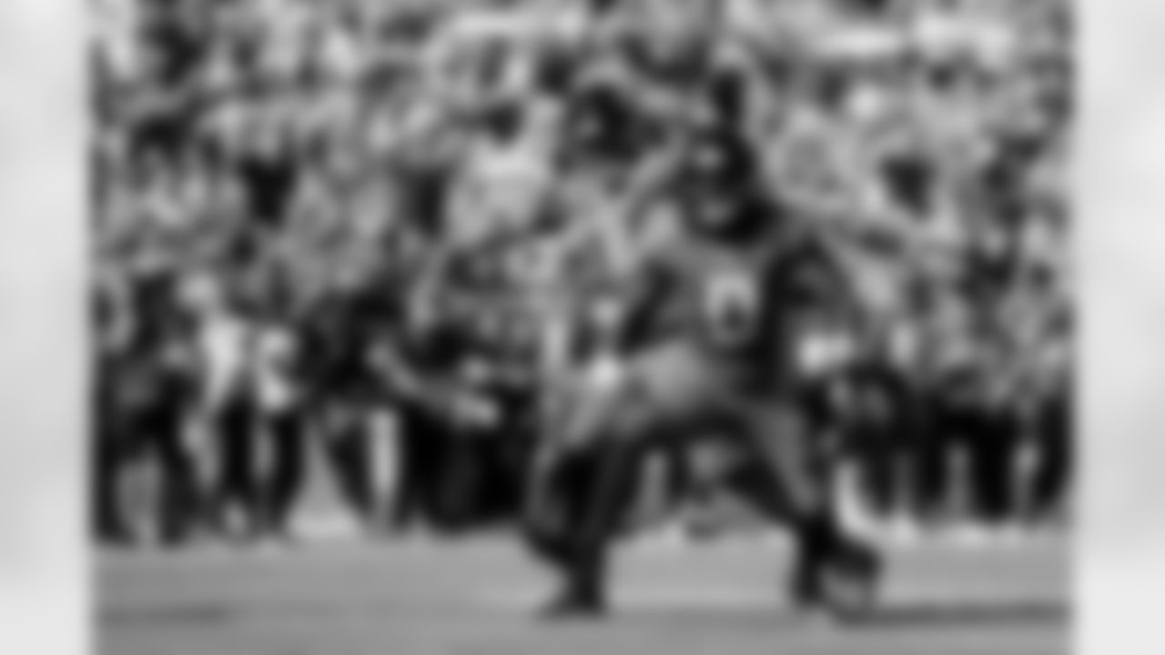 Jacksonville Jaguars vs Los Angeles Chargers
LB Devin Lloyd (0) and DE Travon Walker (44)