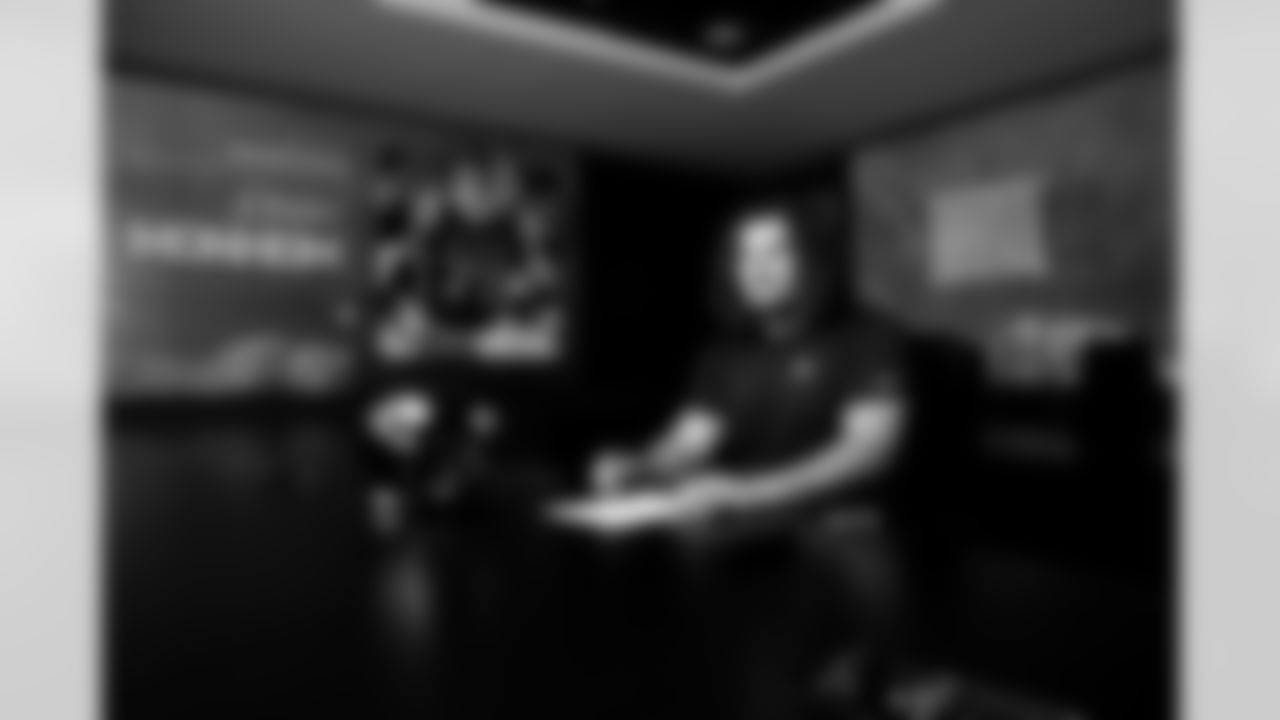 Jacksonville, Fla. — Jaguars center Jonah Monheim signs his rookie contract at the Miller Electric Center on May 8, 2025.