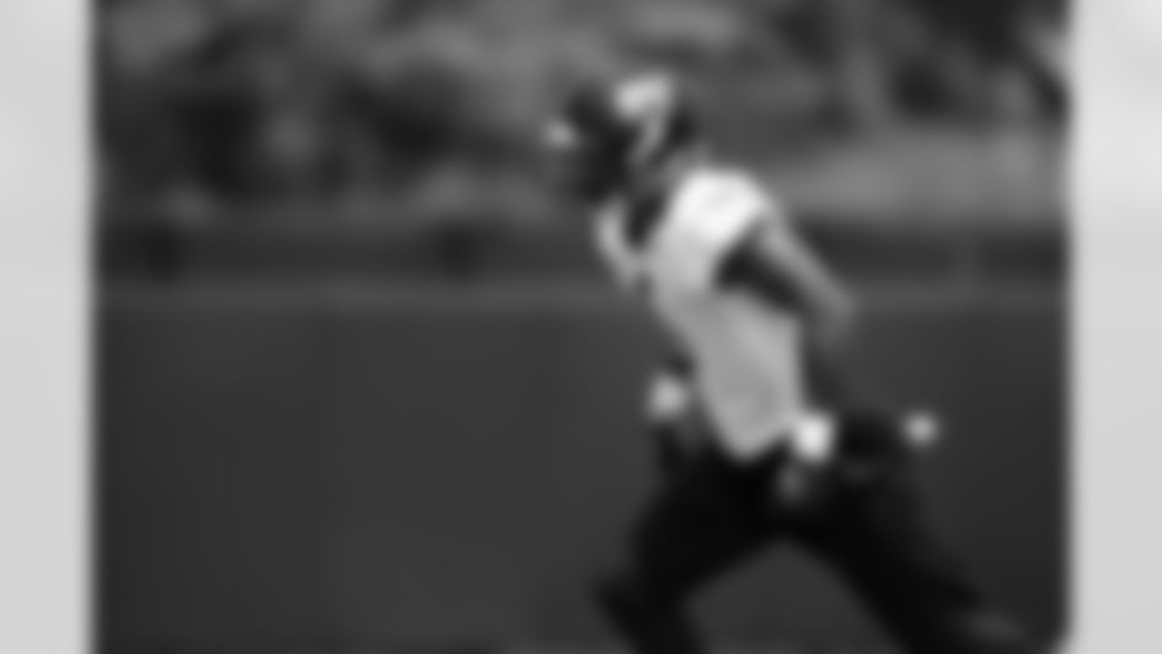 Jacksonville, Fla. — Jaguars linebacker Devin Lloyd (0) during OTAs at the Miller Electric Center on May 19, 2025.