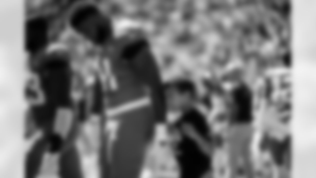 Jacksonville Jaguars vs Seattle Seahawks
DE Josh Hines-Allen (41) and his son Wesley Allen