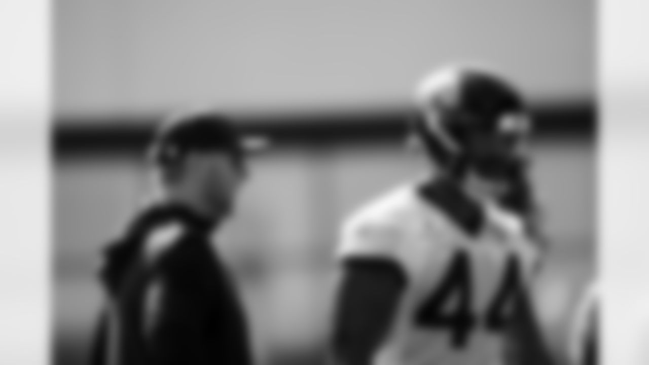 Jacksonville, Fla. — Jaguars head coach Liam Coen and defensive end Travon Walker (44) during OTAs at the Miller Electric Center on June 5, 2025.