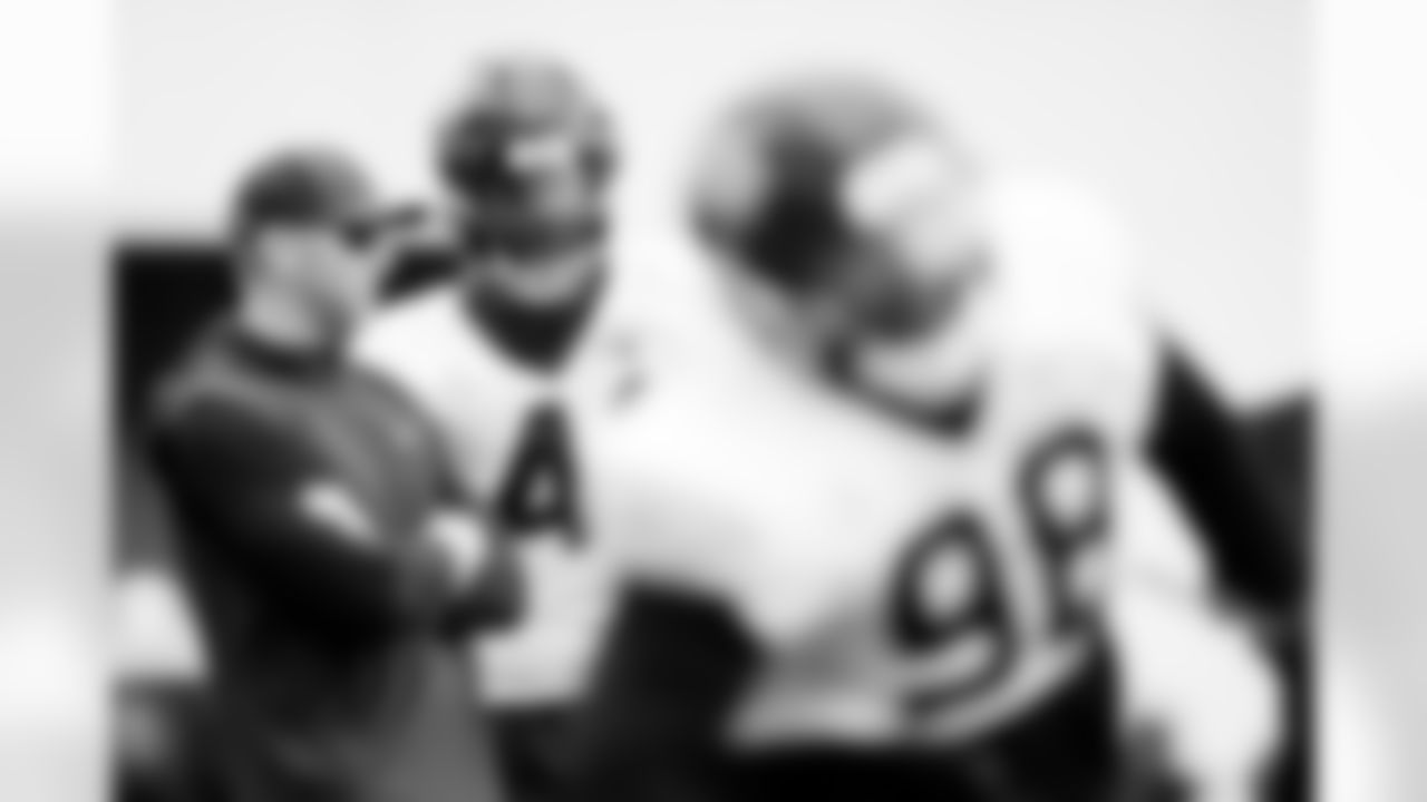 Jacksonville, Fla. — Jaguars head coach Liam Coen and defensive end Josh Hines-Allen (41) during practice at the Miller Electric Center on December 4, 2025.