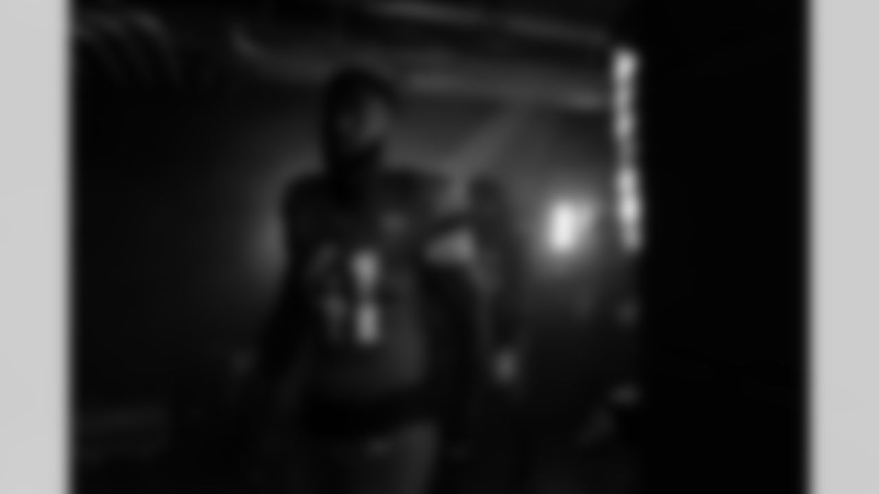 Jacksonville Jaguars vs Los Angeles Chargers
DE Josh Hines-Allen (41)