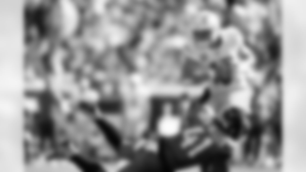 Jacksonville Jaguars vs Los Angeles Chargers
DE Josh Hines-Allen (41)