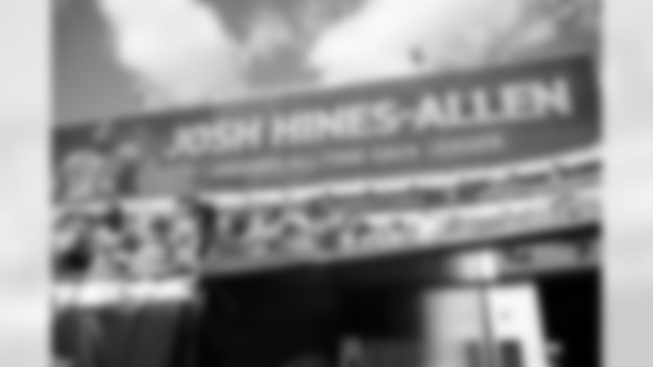 Jacksonville Jaguars vs Los Angeles Chargers
DE Josh Hines-Allen (41)