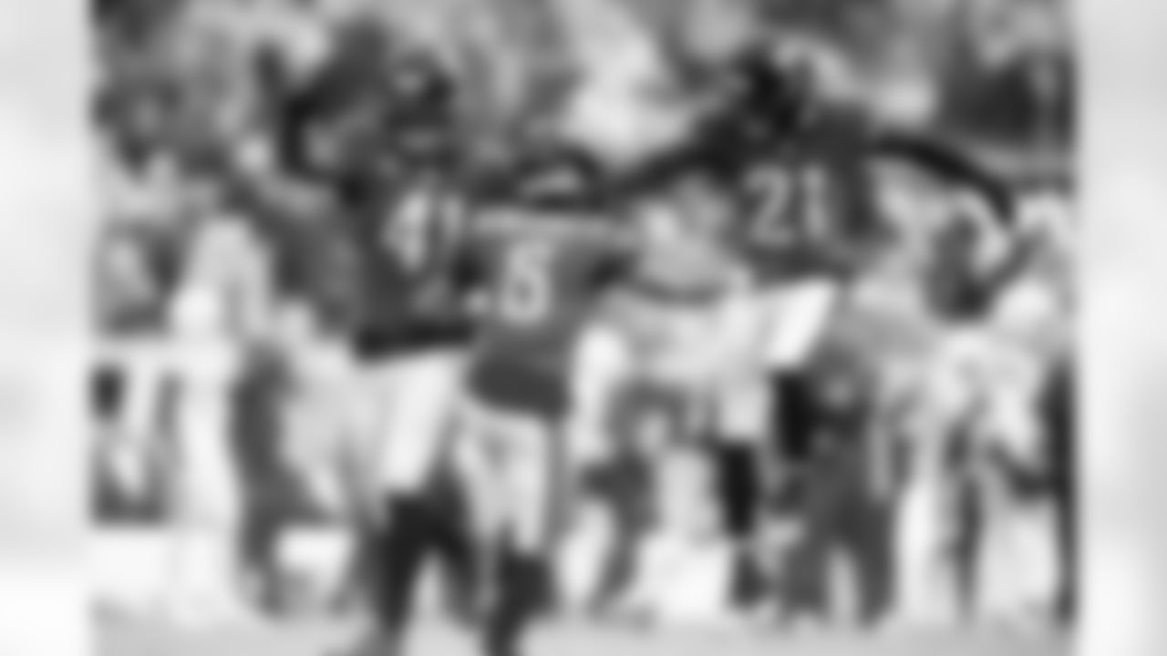 Jacksonville Jaguars vs Indianapolis Colts

DE Josh Hines-Allen (41) and CB Greg Newsome II (6)