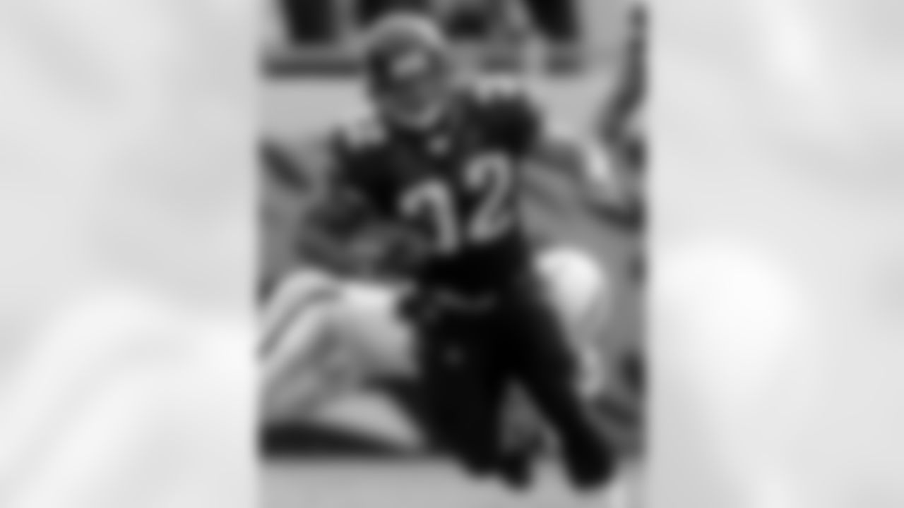 Jacksonville Jaguars running back Maurice Jones-Drew (32) runs past Indianapolis Colts defender Matt Giordano during the second quarter of a National Football League game, Sunday, Dec. 10, 2006, in Jacksonville, Fla. (AP Photo/Phil Coale)