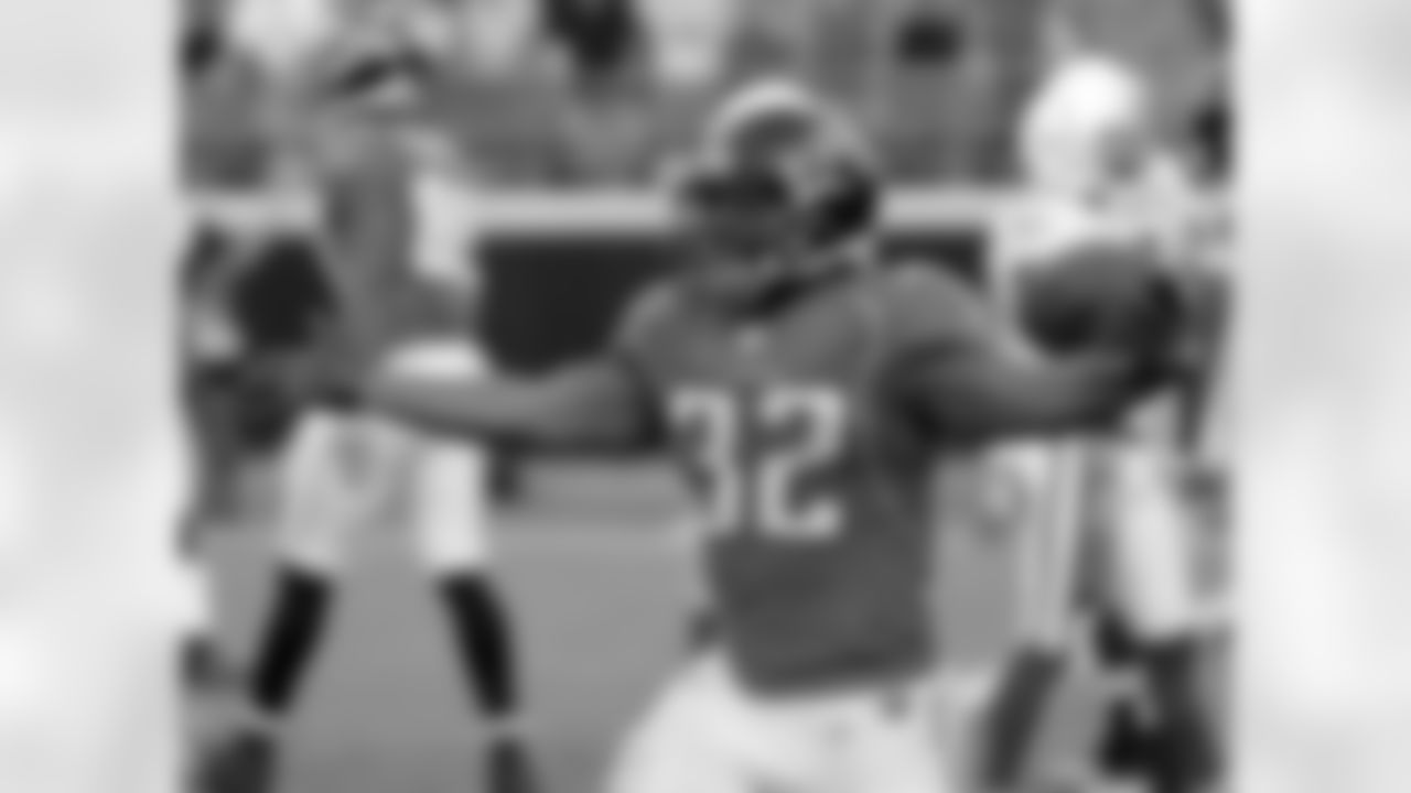 FILE - In this Oct. 3, 2010, file photo, Jacksonville Jaguars running back Maurice Jones-Drew celebrates a fourth-quarter touchdown against the Indianapolis Colts during an NFL football game in Jacksonville, Fla. The Jaguars announced Thursday, April 23, 2015, that Jones-Drew will sign a ceremonial, one-day contract on Tuesday before officially retiring.  Jones-Drew called it quits last month after nine NFL seasons. (AP Photo/John Raoux, File)