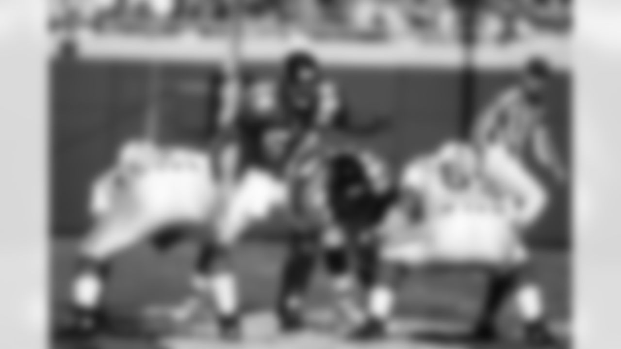 Jacksonville Jaguars linebacker Keith Goganious (54) gives orders at the line against the Indianapolis Colts in Jacksonville, FL, Dec. 10, 1995. The Colts defeated the Jaguars 41-31. (Paul Spinelli via AP)