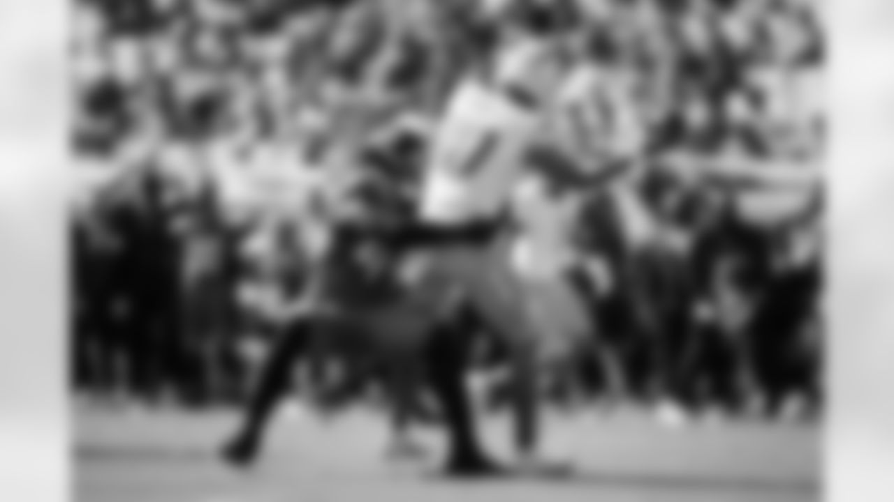 Jacksonville Jaguars vs Los Angeles Chargers
DE Travon Walker (44)