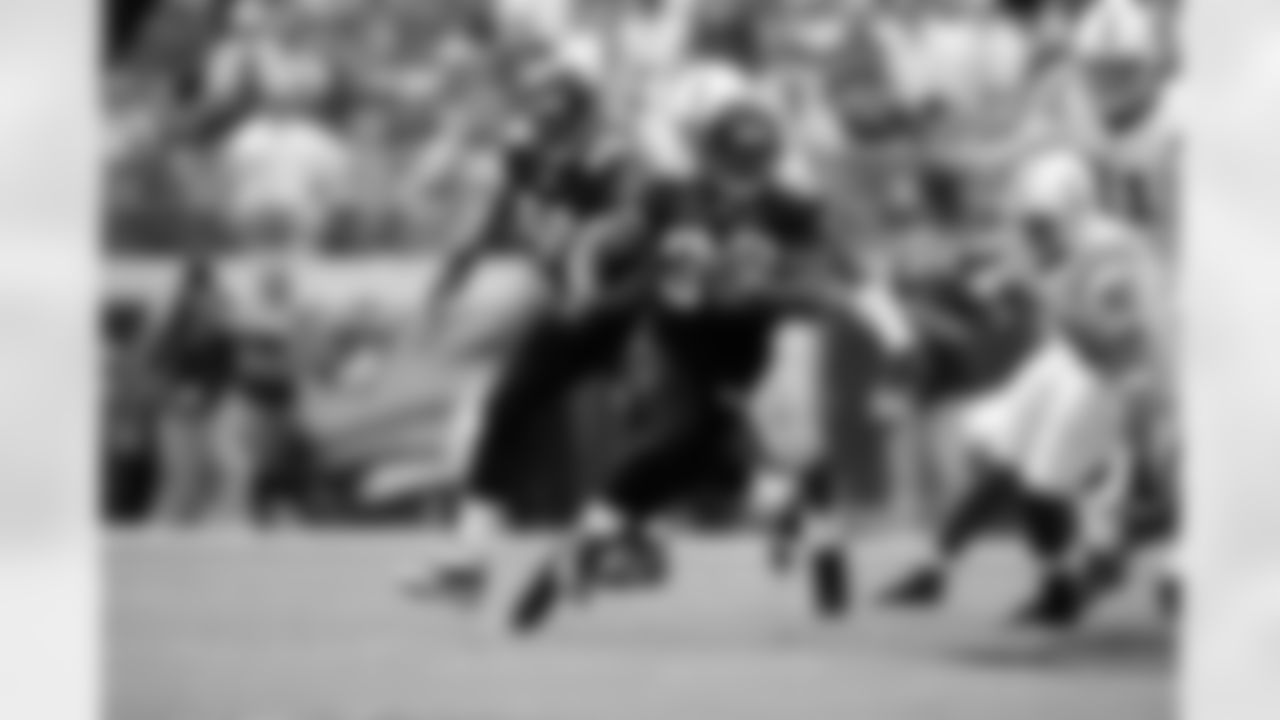 Maurice Jones-Drew #32 of the Jacksonville Jaguars runs with the ball against the Indianapolis Colts on December 10, 2006 in Jacksonville, Fla. The Jaguars defeated the Colts 44-17. (Joe Robbins via AP)