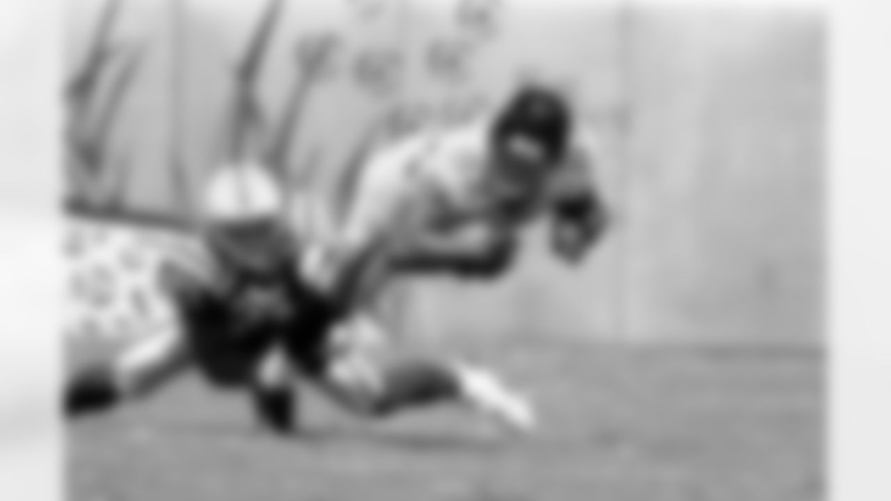 Jacksonville Jaguars wide receiver Jimmy Smith (82) looks for running room Sept. 8, 2002 in Jacksonville. The Indianapolis Colts  defeated the Jaguars 28 -  25 at Alltel Stadium to begin the regular NFL season.   (Al Messerschmidt via AP)