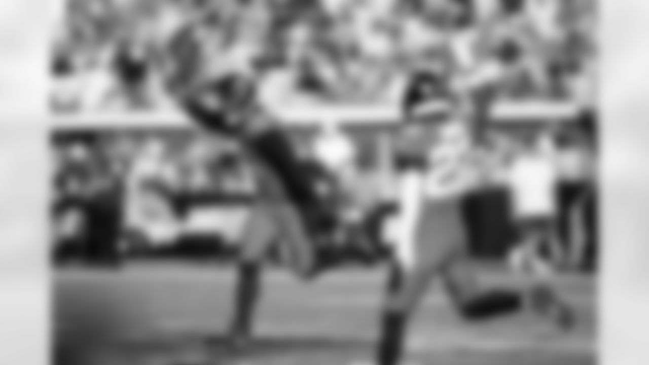 Jacksonville Jaguars vs Los Angeles Chargers
DT Arik Armstead (91)