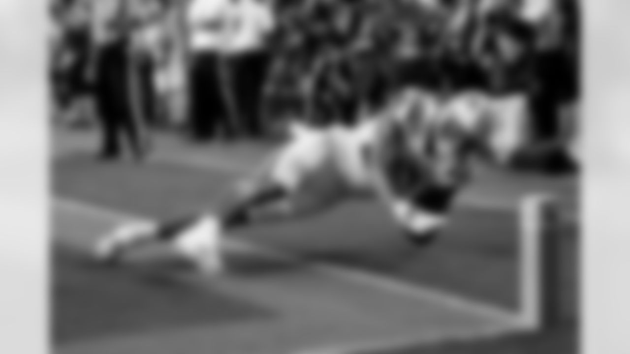 LSU tight end Mason Taylor (86) drags his feet after making a catch for a touchdown in the corner of the end zone against Texas A&M during the first half of an NCAA college football game Saturday, Oct. 26, 2024, in College Station, Texas. (AP Photo/Sam Craft)