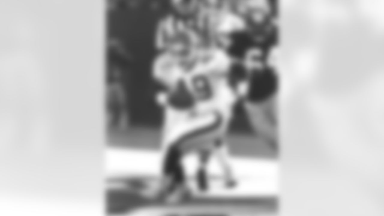 Fullback Tony Paige jukes between tacklers during the Jets' 45-24 loss to the Pittsburgh Steelers on December 13, 1986.PaigeTactionII