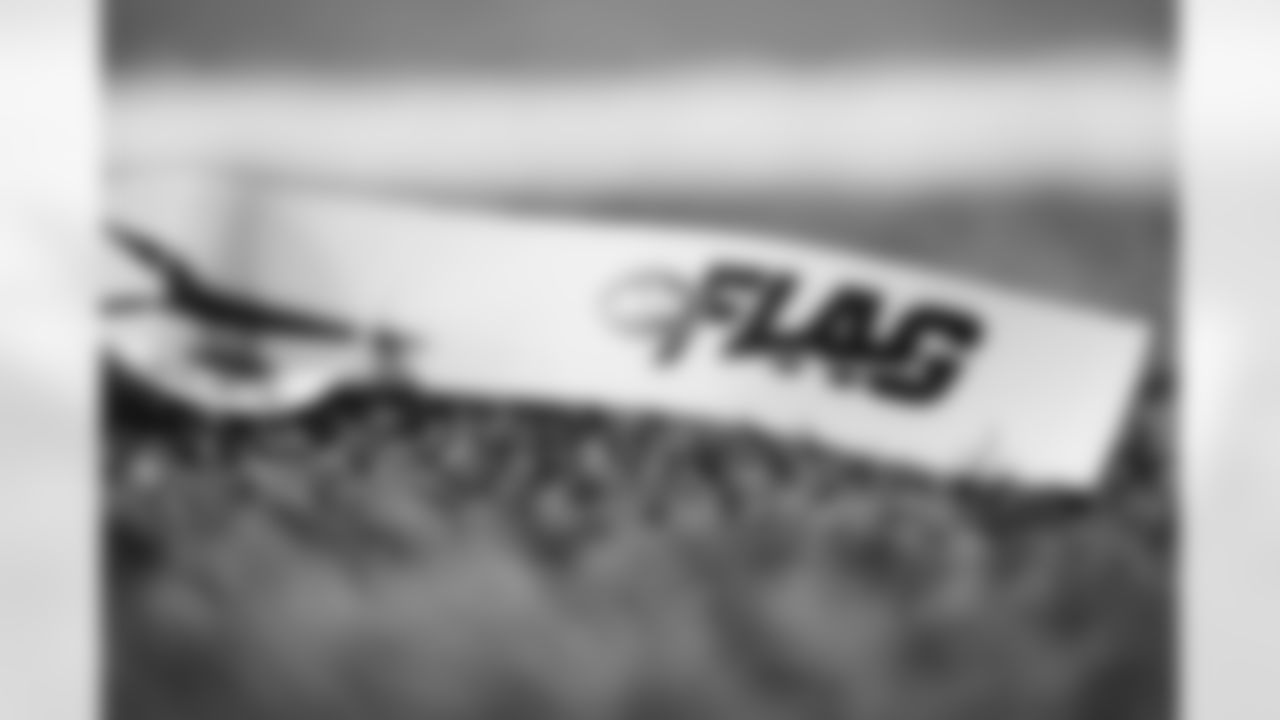 E_BEN_LUMLEY_JETS_FLAG_DUBLIN_MAR05_2254