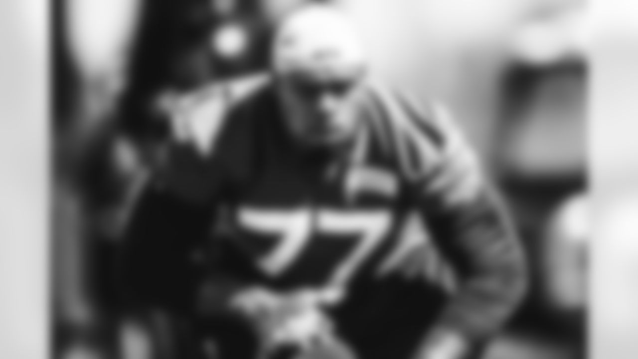 OL Tyron Smith