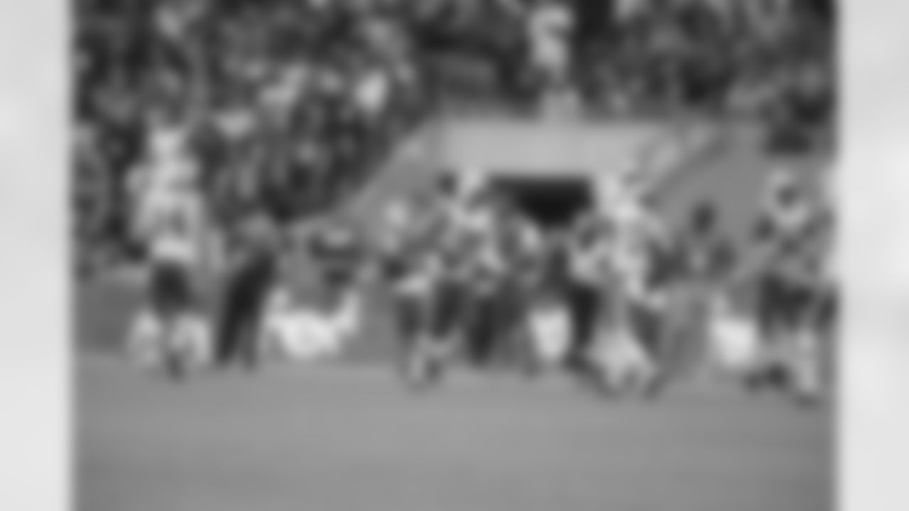 Revis celebrate INT 100415-Al Pereira (16)