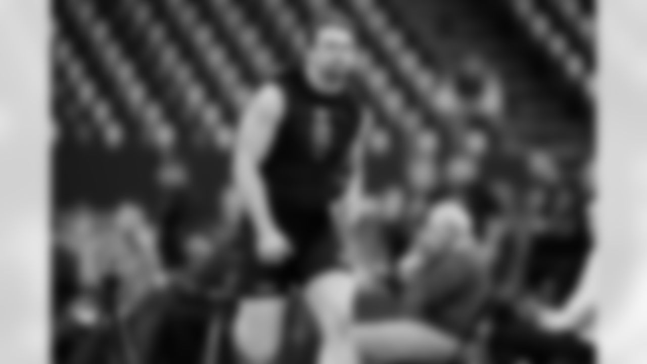 Oklahoma tight end Jaren Kanak (11) runs the 40-yard dash during the 2026 NFL Scouting Combine on Friday, February 27, 2026 in Indianapolis, Indiana. (Lauren Leigh Bacho/NFL)