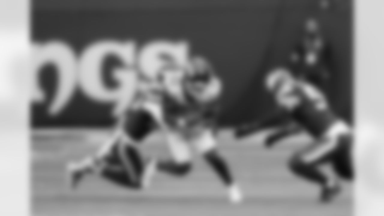 New York Jets running back Breece Hall (20) runs the ball during an NFL football game against the Minnesota Vikings on Sunday, October 6, 2024 in London, England. (Sean Ryan/NFL)