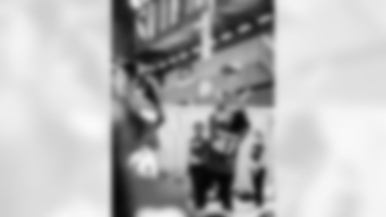 E_BEN_LUMLEY_JETS_FLAG_DUBLIN_MAR05_416