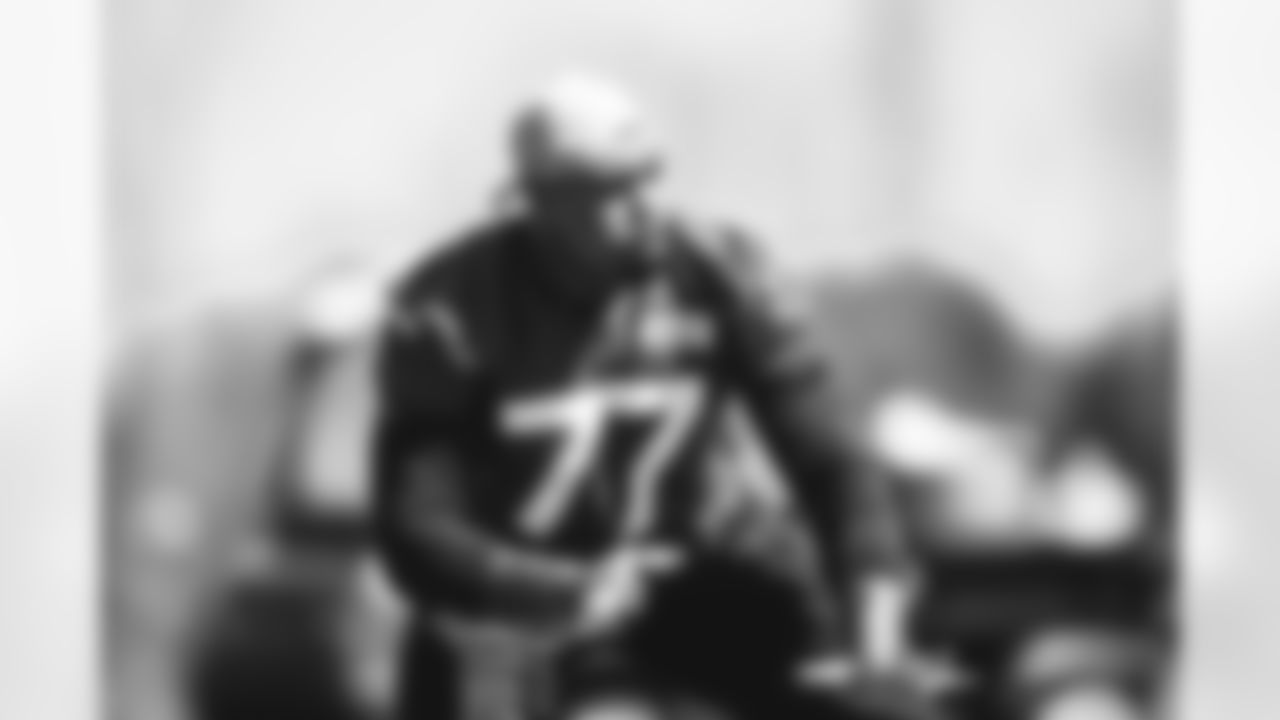 OL Tyron Smith