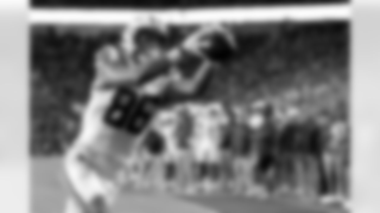 LSU tight end Mason Taylor (86) catches a pass in the back of the end zone for a touchdown against Texas A&M during the first half of an NCAA college football game Saturday, Oct. 26, 2024, in College Station, Texas. (AP Photo/Sam Craft)