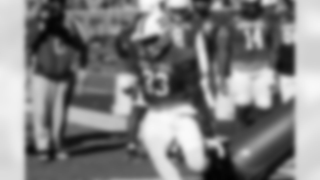 National Team defensive end Dani Dennis-Sutton (33), of Penn State, runs through drills during practice for the Senior Bowl NCAA college football game Wednesday, Jan. 28, 2026, in Mobile, Ala. (AP Photo/Butch Dill)