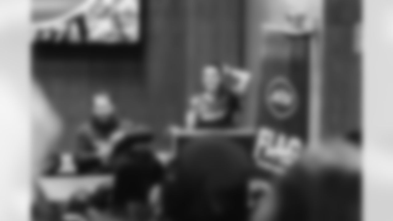 E_BEN_LUMLEY_JETS_FLAG_DUBLIN_MAR05_304