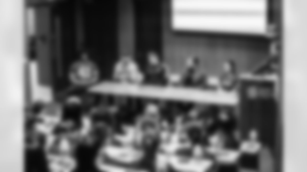 E_BEN_LUMLEY_JETS_FLAG_DUBLIN_MAR05_956